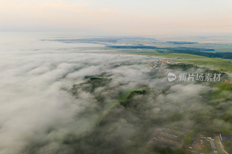 可持续性。晨雾鸟瞰图。大气景观无人机摄影。落叶林。热带雨林