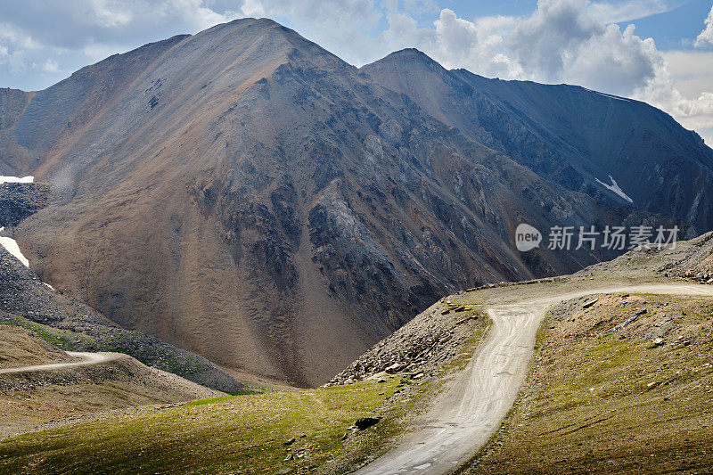 蜿蜒的道路穿过Saryjaz河上的山脉