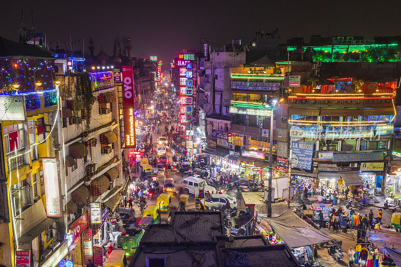 城市生活——印度新德里帕哈尔干季的夜景