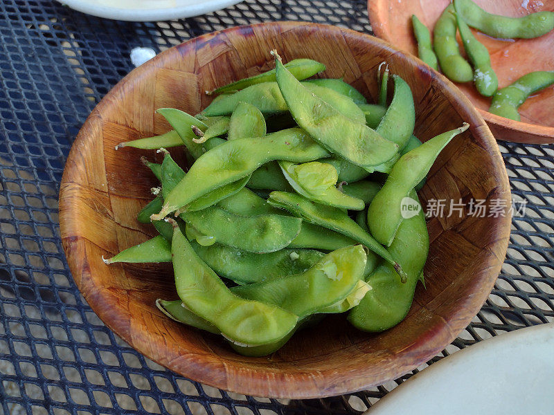 木碗里的毛豆荚