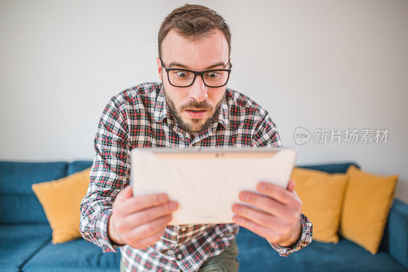 一名男子在家里兴奋地看着网上赌博的结果