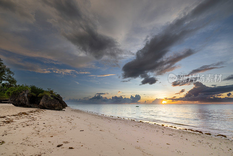 大自然的画布:日出在Diani海滩与雄伟的雨云在地平线上