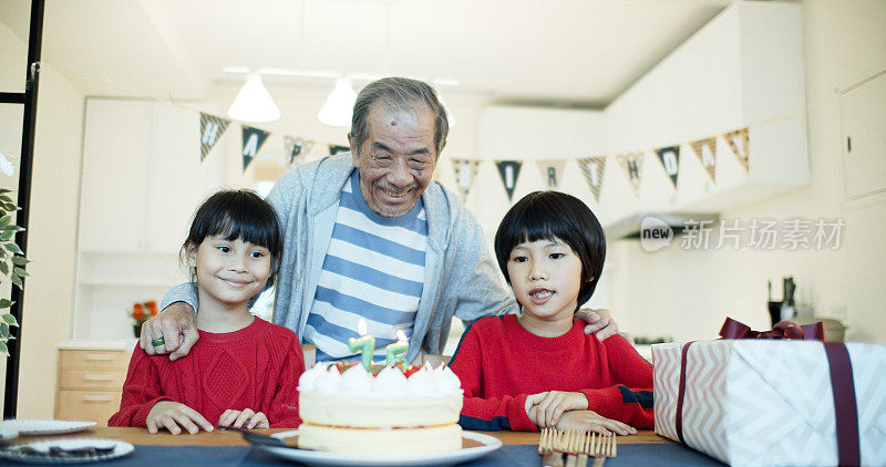 亚洲老人和孙子们过生日