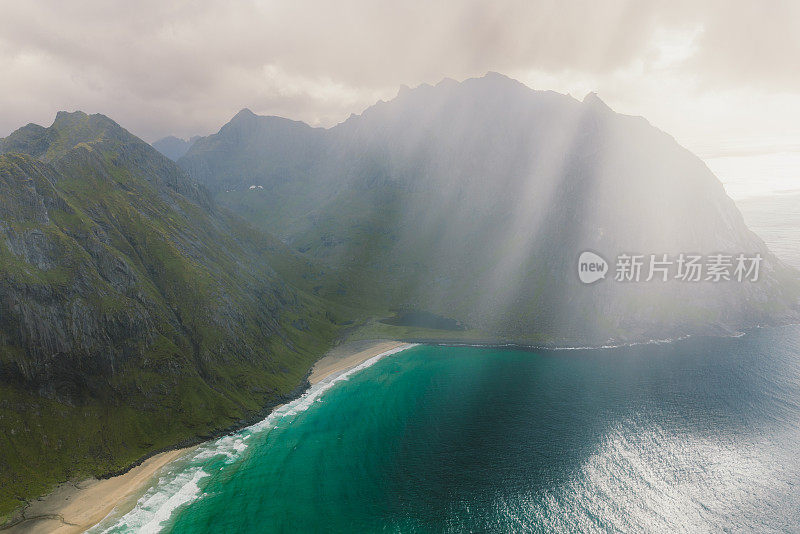 在罗弗敦群岛的夏雨中，从上面俯瞰Kvalvika海滩的壮观景色