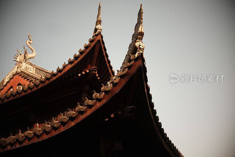 中国绍兴一座历史悠久的寺庙屋顶的低角度拍摄
