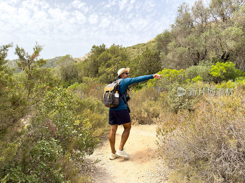 一名男子在葡萄牙的里贝罗森林里徒步旅行