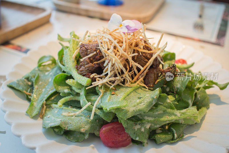 清爽的美味，充满活力的融合:麦草牛肉