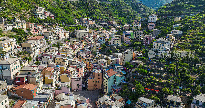 五渔村里奥马焦雷鸟瞰图，意大利利古里亚的著名地标，欧洲旅游胜地，五渔村里奥马焦雷多彩的岩石小镇，美丽的沿海渔村，鸟瞰意大利