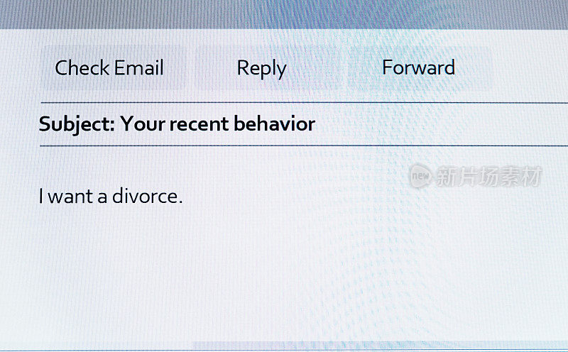 “我要离婚，”电脑显示器上显示着丈夫或妻子发来的电子邮件