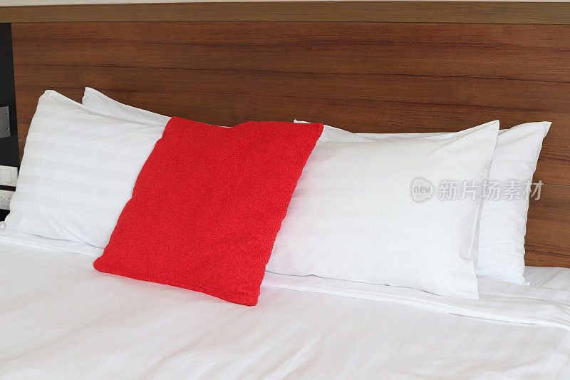 床上放着红白相间的枕头