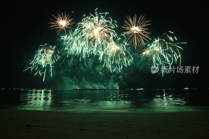 在芭堤雅国际烟花节拍摄的美丽多彩的烟花夜景