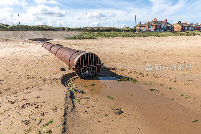 英国约克郡海岸沙滩上，涨潮处的污水或雨水溢流管道出口