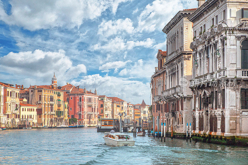 在一个美丽的夏日，意大利威尼斯雄伟的大运河