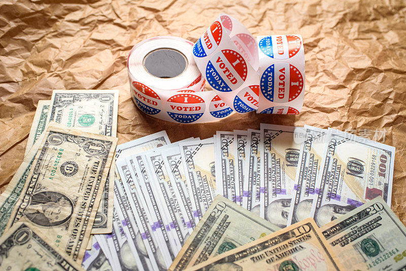 选民在美国大选和美元钞票改善经济。