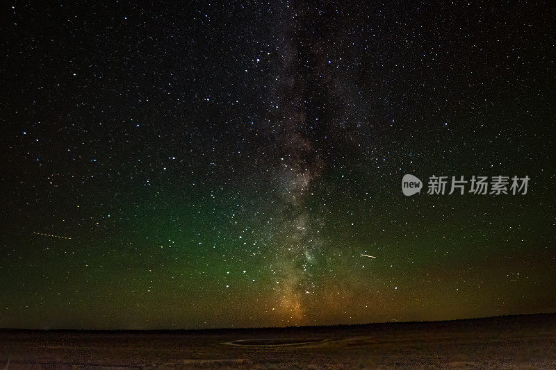 蒙大拿州的夜空长时间曝光显示了银河，北极光，流星在美国西部北美为牛提供水的大湖上