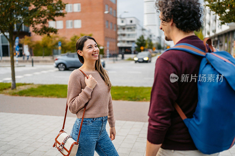 一男一女在瑞典马尔默街头聊天