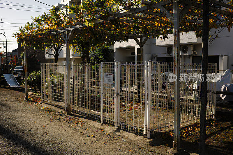 东京儿童公园里的沙盒经常因为猫屎和尿的问题而被封起来。