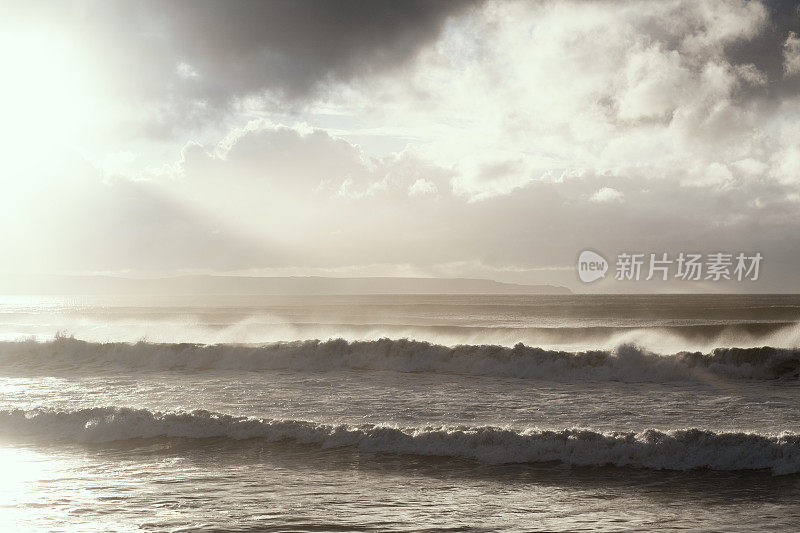 暴风雨和阳光明媚的海洋