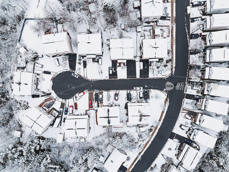 白雪覆盖的郊区