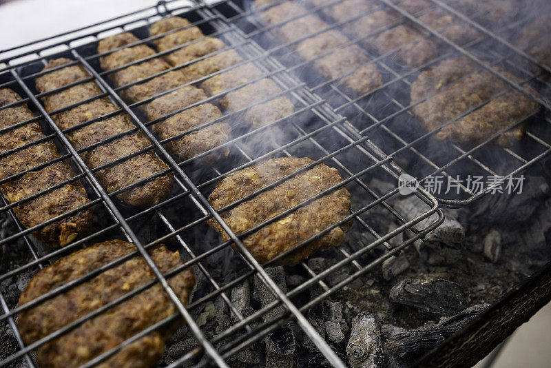 传统的土耳其阿达纳烤肉串。