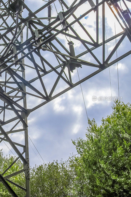 近景，一个大的电力塔在农村地区输送电力