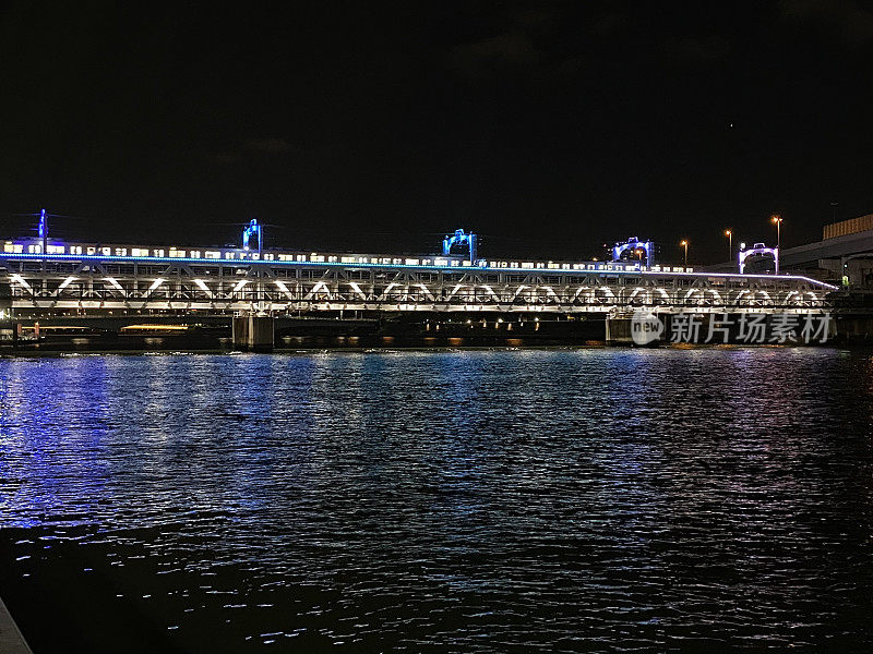 日本-东京-隅田河步行桥的夜晚