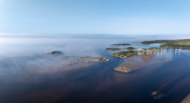 夏季，加拿大魁北克省北部海岸138号高速公路沿岸鸟瞰图