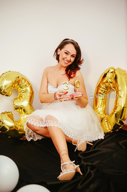 年轻迷人的女人庆祝她的30岁生日