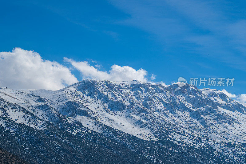 雪山景观。晴空万里。