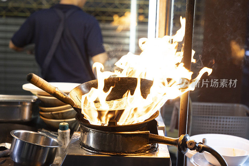 用大火煮锅，准备亚洲食物