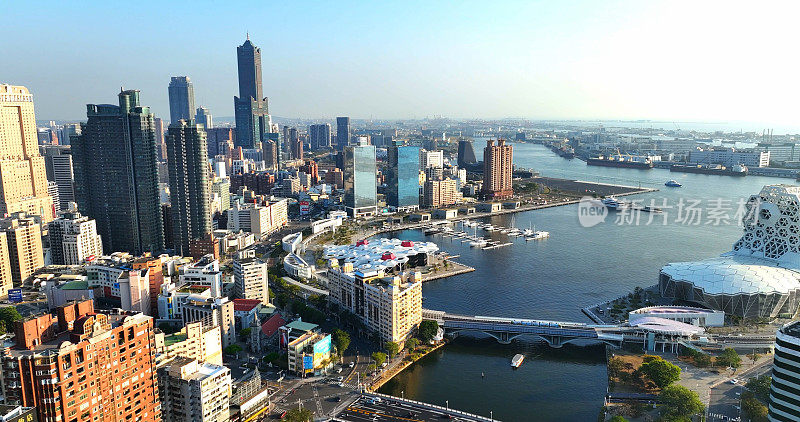 鸟瞰蓝天背景的高雄市与台湾高雄港。