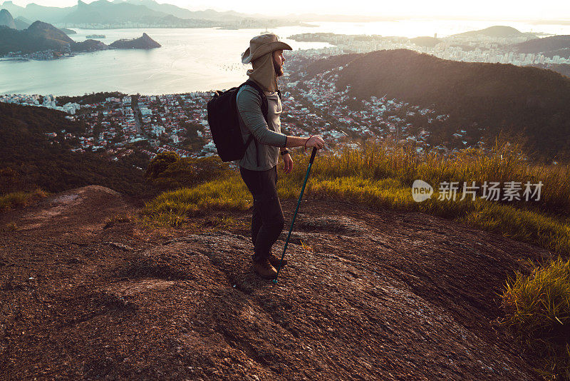 英俊的年轻人徒步旅行