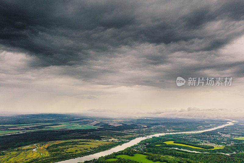 雨云无人机摄影。积雨云。可持续性。戏剧性的天空。