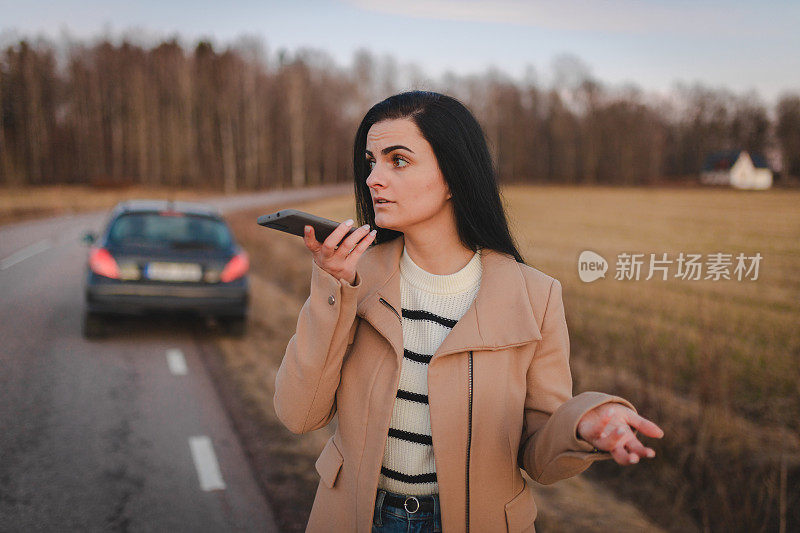 美丽的年轻女子用手机求救，因为她的车坏了