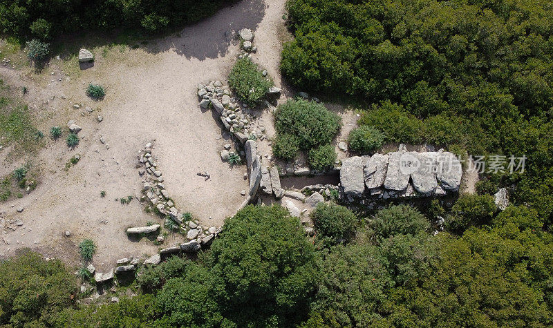 意大利撒丁岛多拉格里，努拉吉文明在青铜时代建造的巨人之墓