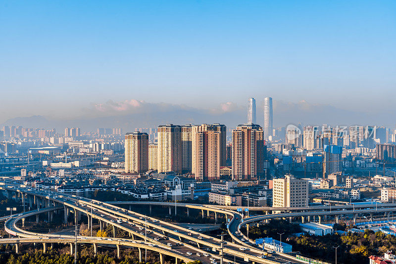 中国云南昆明的双塔和高架桥