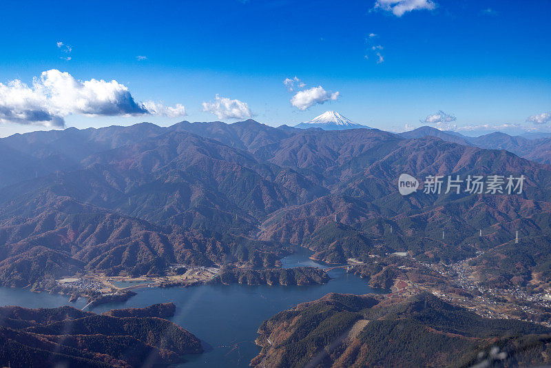 从直升机上俯瞰宫崎湖，向富士山飞去