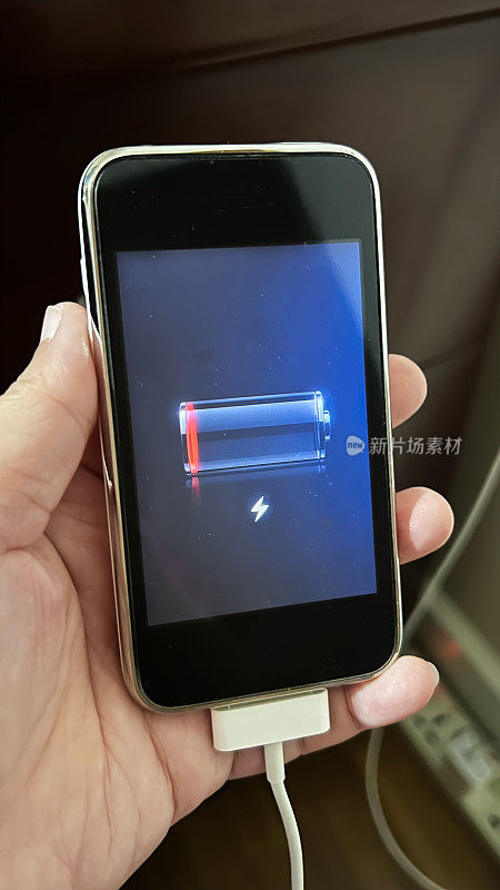 近距离使用手机电池低电量。