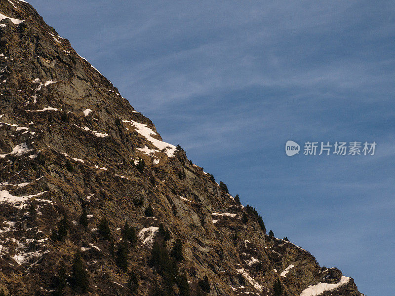 阿尔卑斯山的岩石峭壁在瑞士向上攀登。