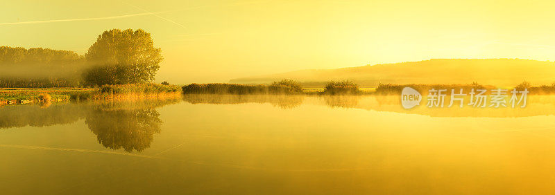 湖在日出，晨雾从水中升起
