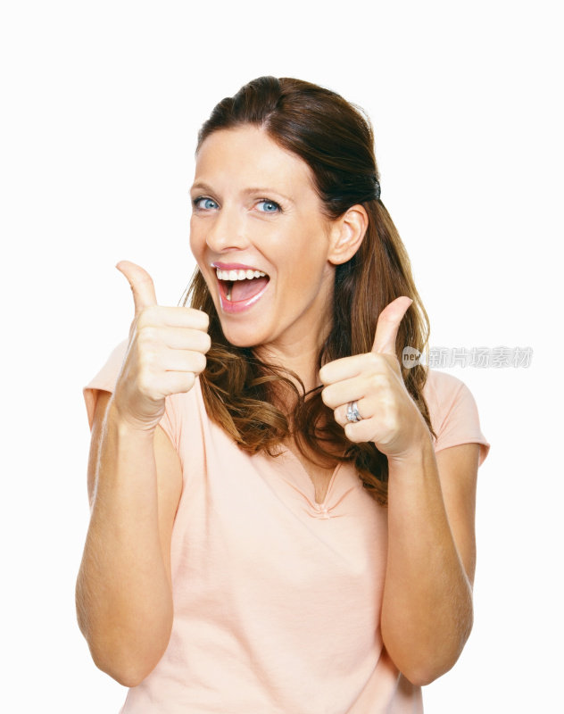 兴奋的中年妇女在白色上竖起大拇指
