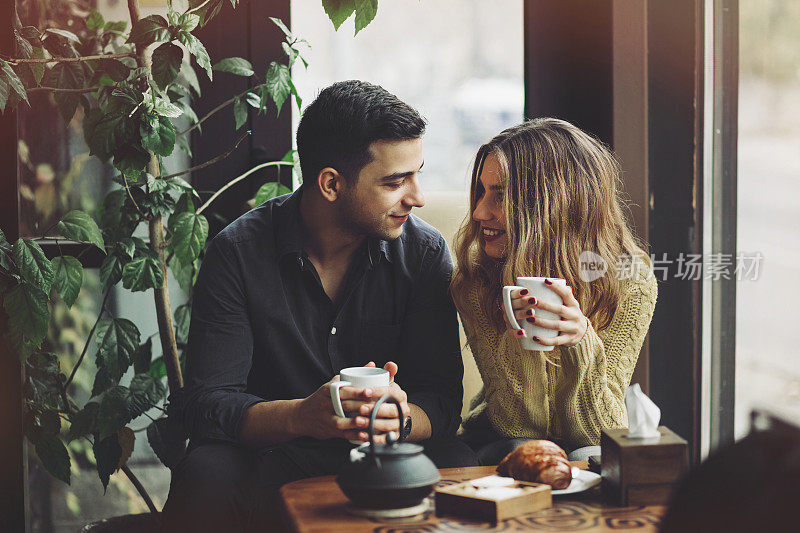 相爱的情侣在咖啡店喝咖啡
