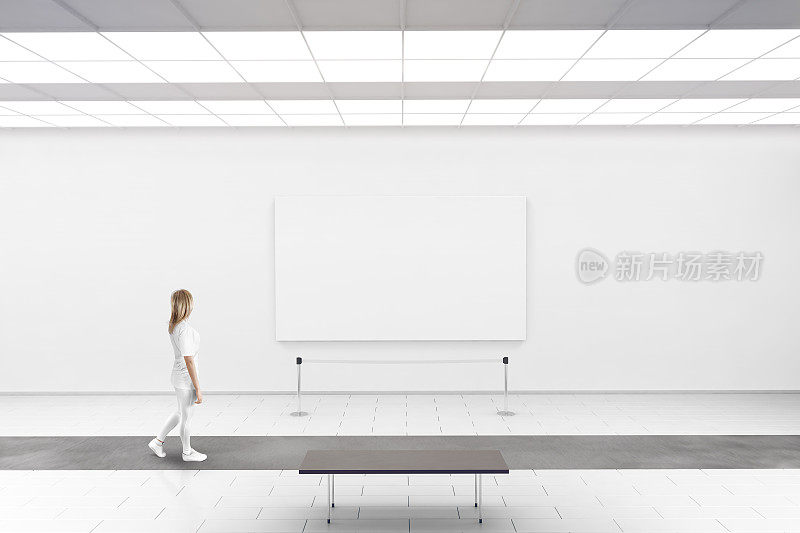 现代的画廊墙面模型。女人走进博物馆大厅