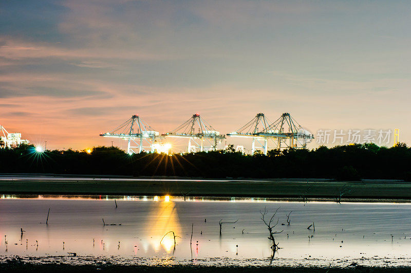 泰国蓝查邦港的黄昏景色。