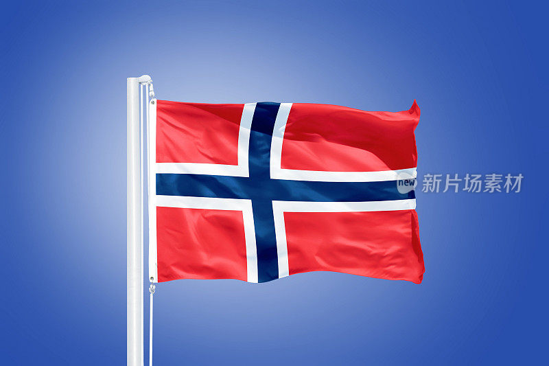 蓝天下飘扬的挪威国旗
