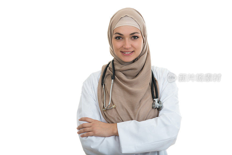 特写友好，微笑自信的穆斯林女医生。