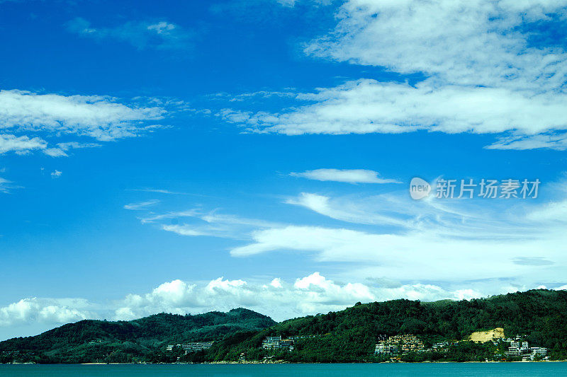 普吉岛巴东海滩和蓝天碧海