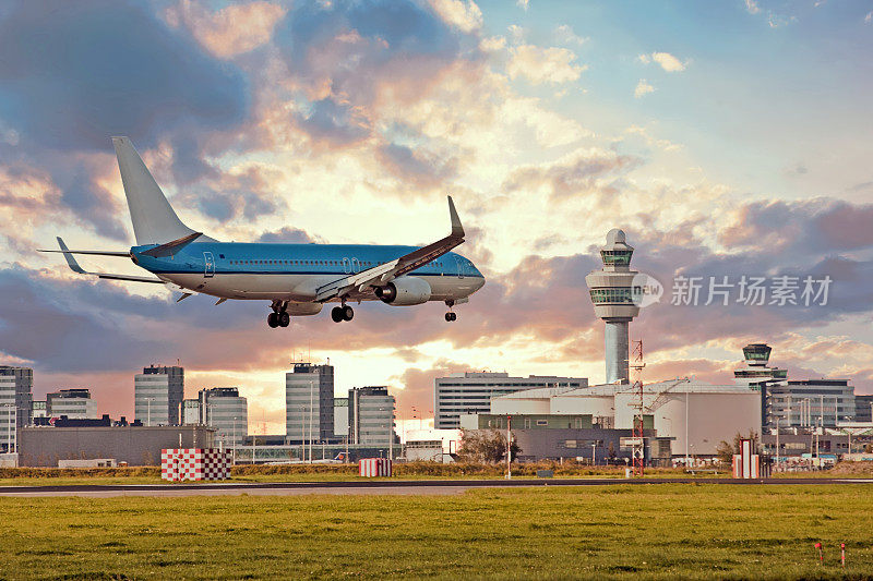 飞机降落在荷兰阿姆斯特丹的史基浦机场