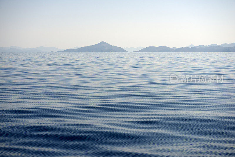 漂浮在土耳其达卡的地中海上