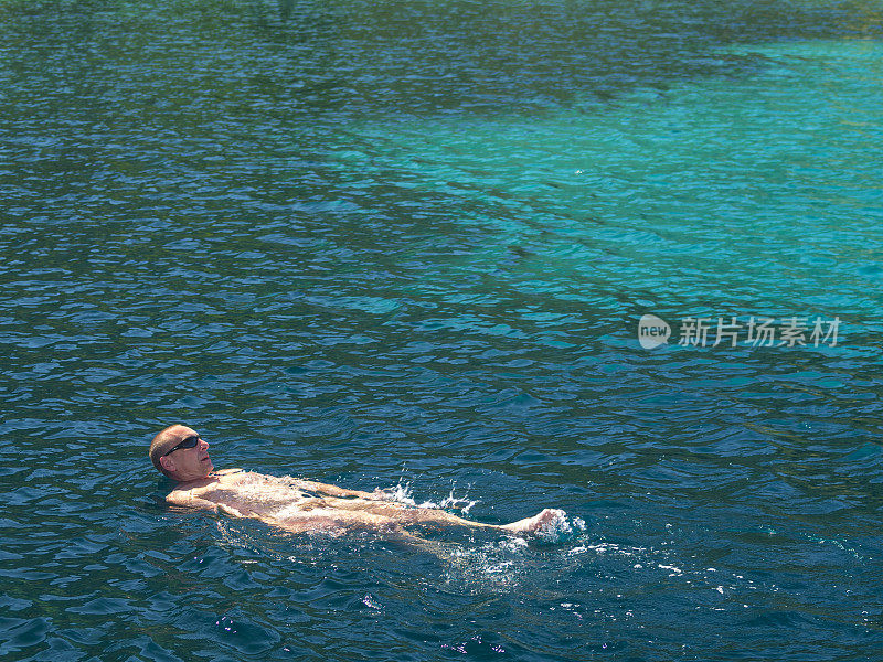 在克罗地亚的亚得里亚海航行时喜欢游泳